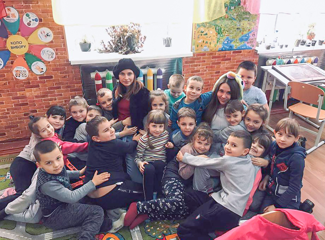 Президентка школи Олена Бутко і 10-класниця Богдана Васецька стали аніматорками на перервах для дітей з молодшої школи. 